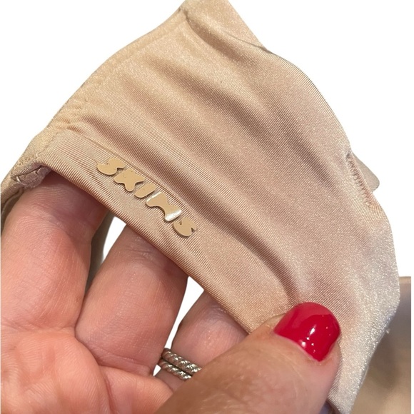 SKIMS Shimmering Nude Bra - Picture 4 of 4